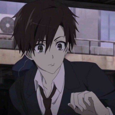 吊篮坠落两工人被绳索吊在半空
